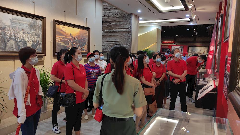 b6e899460b1c4074aeb89759e4bade44.jpg b6e899460b1c4074aeb89759e4bade44.jpg