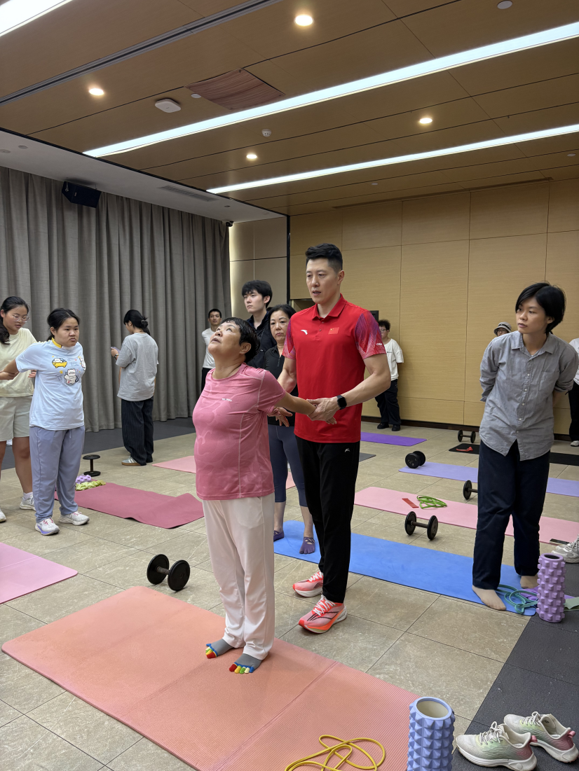 陈振起副教授帮助学员拉伸