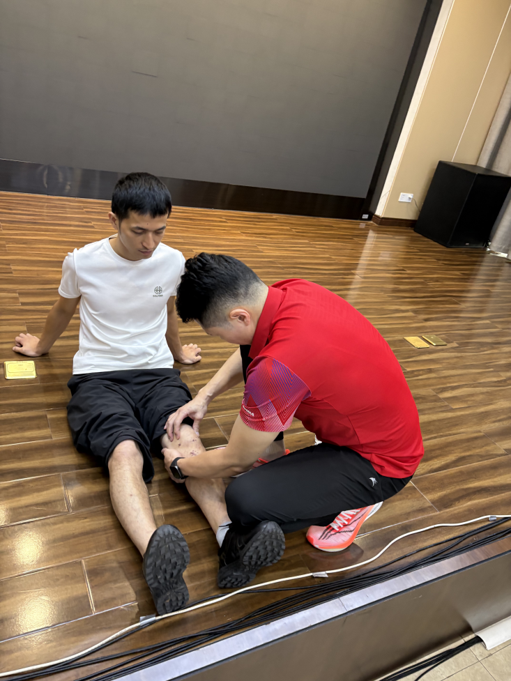 陈振起副教授调理学员关节问题