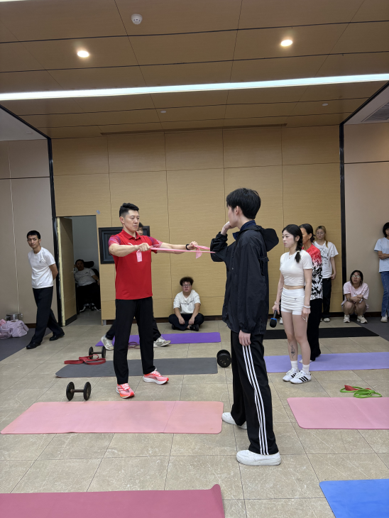 陈振起副教授示范弹力带面拉动作